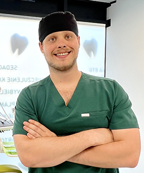 chirurg stomatologiczny Jędrzej Chatłas | najlepszy chirurg na Ratajach | stomatolog Poznań | Krokodylki Dental Studio