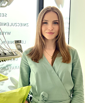 Paulina Wudel, specjalistka w leczeniu kanałowym przy użyciu mikroskopu stomatologicznego i stomatologii zachowawczej w Krokodylki Dental Studio, Poznań (Rataje, Polanka). Dentysta Poznań.