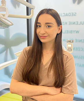 Liwia Tołpa – higienistka stomatologiczna w gabinecie Krokodylki, zajmująca się dbaniem o zdrowie jamy ustnej pacjentów.