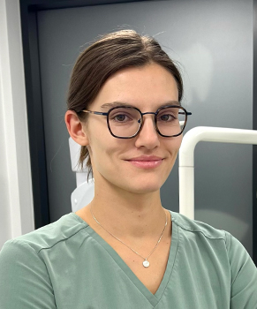 Dr Tatsiana Antonenko, specjalistka stomatologii dziecięcej i ortodoncji dla dzieci w gabinecie Krokodylki w Poznaniu.