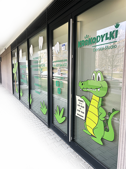 Wejście do gabinetu stomatologicznego Krokodylki przy ul. Lwowskiej 4 w Poznaniu - dentysta osiedle Polanka.